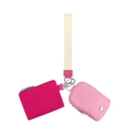 Dettaglio della pochette rosa da polso con cinturino in tessuto e ganci d'argento - Versione Tonda Rosa Fucsia Rosa