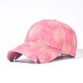 Dettaglio del cappellino rosa consumato con bordi sfrangiati vintage e tessuto di cotone - Rosa Sfumato (Lavato Distressed)