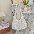 Sac bandoulière rétro à fleurs et dentelle présenté dans un décor champêtre chic - Cerise Rose Jacquard