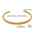 Dettaglio macro del bracciale rigido in acciaio inossidabile dorato a corda da 6 cm - Stile Corda Intrecciata Oro (Z366)