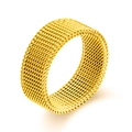 Primer plano del anillo de malla de acero inoxidable dorado para hombre con textura - US 8 / Dorado