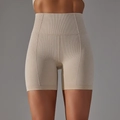 Vue détaillée du short de yoga beige à taille haute avec tissu en maille nid d'abeille - Beige