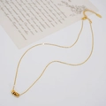 Minimalistische goldene Titan-Halskette mit fünf feinen kleinen Ringen an einer Kette - Goldener Reifen-Stil