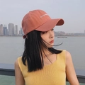 Casquette de baseball rouge brique avec broderie russe portée par un modèle - Rose Orangé (pycc)