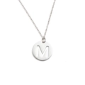 Gros plan d'un collier en acier inoxydable argenté avec pendentif rond gravé de la lettre M - Lettre M (Couleur Acier)