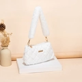 Schicke weiße Kunstfell-Schultertasche mit Rautenmuster und goldenem Logo-Emblem - Weiß
