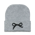 Détail du bonnet en maille grise avec un nœud noir brodé texturé sur le revers de la tête - M (56-58cm) / Gris