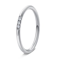 Minimalistischer silberner Titanring mit drei Diamanten in einem 2,5 mm linearen Design - US 9 / Silber