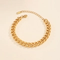 Λεπτομέρεια από επιχρυσωμένο βραχιόλι 18K Cuban link με κούμπωμα καβούρι και σήμανση K18 - Βραχιόλι με Αλυσίδα Cuban 6mm