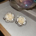 Detailansicht von beigen Harz-Blumenohrringen mit glitzernden Strasssteinen in einer Geschenkbox - Kamelien-Ohrstecker (925er Silbernadel) / Silber-Orange