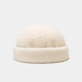 Dettaglio del cappello docker in lana d'agnello bianco crema con bordo arrotolato - Regolabile / Beige