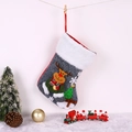Dettaglio di calza natalizia in feltro grigio con renna di peluche e scritta Merry Christmas - Renna / Grigio-Renna