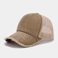 Gros plan sur la casquette trucker kaki avec maille respirante et coton délavé vintage - Kaki