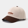 Dettaglio cappellino bambino in lana con ricamo newday e visiera in velluto a coste - 52cm (2-5 Anni) / Cachi