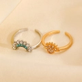 Detail van verstelbare zon en maan ringen met sprankelende kristallen op zijde - Zon Maan Kunstmatige Zirkonia Open Ring (4662)