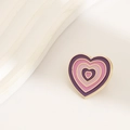 Broche de corazón esmaltado con degradado púrpura y rosa con borde dorado en fondo blanco - Corazón Rosa Púrpura
