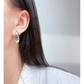 Orecchino a goccia d'argento minimalista con finitura a specchio indossato da modella - 2.5cm*1.4cm / Platino Piccolo