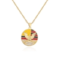Détail du collier plaqué or 18 carats avec pendentif oiseau et bandes d'émail colorées - Aigle Déployé Fond Multicolore
