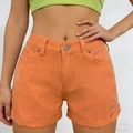 Dettaglio degli shorts in denim arancione a vita alta con bordi consumati e risvolti - Rosso Arancio