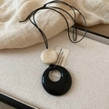Dettaglio di collana lunga minimalista con perla marmorizzata e ciondolo ad anello nero - Stile 6 Collana - Nero Tè al latte