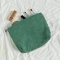 Detail der grünen Cord-Kosmetiktasche mit Reißverschluss für Pinsel und Lippenstifte - Dunkelgrün