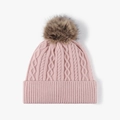 Bonnet en tricot torsadé rose pour femme avec un grand pompon en fausse fourrure beige - Réglable / Rose (24B014)