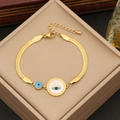 Dettaglio del bracciale con occhio di Allah dorato e catena snake su portagioie - Stile Malocchio Tondo In Smalto (6#)