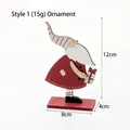 Figurine de Noël en bois Père Noël avec chapeau rouge et boîte cadeau, hauteur 12cm - Style 1 (Père Noël avec cadeau) / 15g
