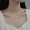 Minimalistische silberne Choker-Halskette mit fünf eleganten weißen Perlen an feiner Kette - Silber