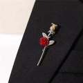 Detailansicht einer roten Vintage-Rosenbrosche mit silbernen Blättern an einem Revers - Kleiner Prinz Rose (1676)