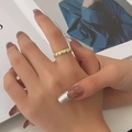 Elegante anello placcato in oro con una fila continua di delicati motivi a cuore rosa - Oro KC Chiaro Cuori Collegati