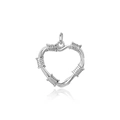 Primer plano de un colgante de corazón hueco en metal plateado con detalles de alambre - Corazón / Plateado