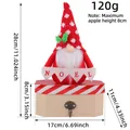 Scatola regalo gnomo di Natale con cappello rosso e banner Noel su base in legno - Babbo Natale
