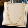 Elegante vergoldete Edelstahlkette mit klaren Kristallen in einer beigen Satin-Geschenkbox - Einzelne Halskette (N3979)