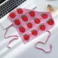 Haut bandana crocheté à la main rose avec motif fraise et rubans à nouer - Fraise Fuchsia