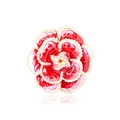 Élégante broche camélia rouge en émail avec petites perles sur un fond blanc pur - Rouge vif avec bord perlé Camélia