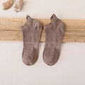 Brown low-cut cotton ankle socks with arch support and heel tab on wooden background - One Size / Coffee