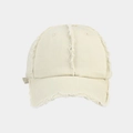 Vista detallada de los bordes deshilachados y la textura de algodón de la gorra beige - Ajustable / Beige