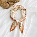 Foulard quadrato plissettato con bordi arancioni a onde e motivi floreali chic - Stampa Floreale Arancione