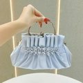 Bolso de noche plisado azul claro con flores de strass y asa redonda plateada - Plateado