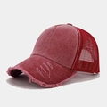 Detailansicht der weinroten Vintage-Trucker-Cap mit atmungsaktivem Mesh und abgenutzter Krempe - Burgunderrot