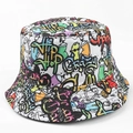 Gros plan d'un bob avec des motifs graffiti colorés et des inscriptions de street art - M(56-58cm) / Graffiti Patchwork Complet (33#)