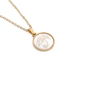 Detalle del collar Ojo de Horus dorado con incrustación blanca y cadena de metal - Ojo de Horus Dorado