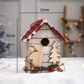Casetta natalizia in legno da 20cm con tetto rosso e sagoma di Babbo Natale - Addobbo Casetta di Legno Bianca / 13x20cm / Bianco