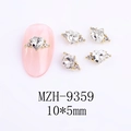 Vue macro de bijoux d'ongles en forme de cœur doré avec strass sur un ongle rose - Base Dorée Strass Blanc (9359)