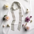 Pañuelo de seda con lunares y detalles florales sobre un fondo de tela blanca suave - Blanco Crema Lunares Pequeños