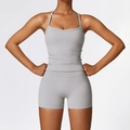 Ensemble de sport gris deux pièces pour femme avec brassière de sport et short de yoga - S / Haut Et Bas / Gris Givré