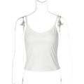 Dettaglio del delicato bordo in pizzo sullo scollo a V di un top bianco aderente - S / Bianco