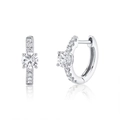 Vista macro di orecchini huggie d'argento con pietra centrale e dettagli in pavé di diamanti - Tondo - Argento / Argento