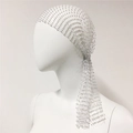 Macro detail van witte mesh hoofdtooi met fonkelende strass kralen en elegante lange linten - Eén maat / Visnet Kralen Hoofddoek / Wit